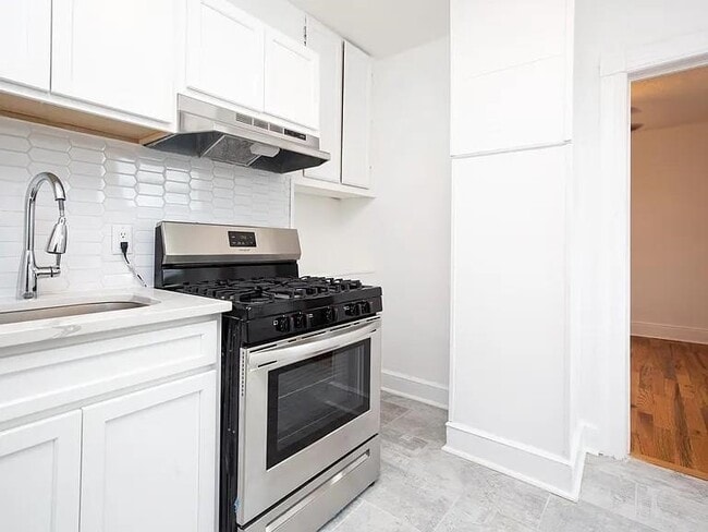 Building Photo - 733 Hudson Ave