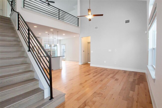 Building Photo - 2106 Hermia St