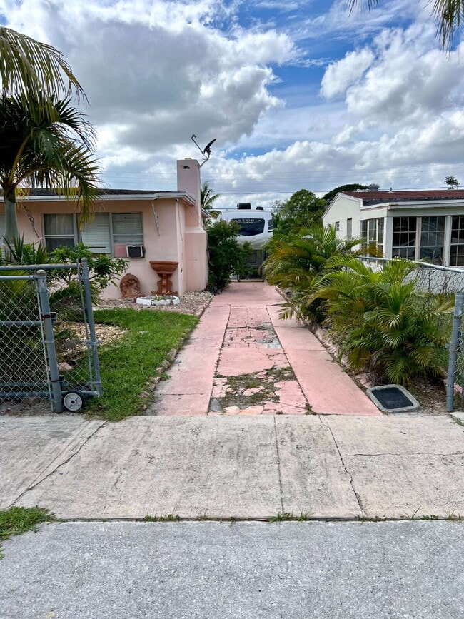 Building Photo - Spacious Master Bedroom Shared Living Spac...