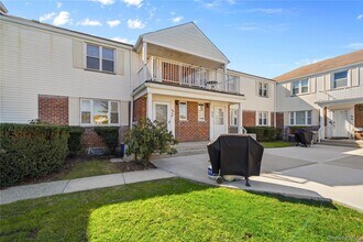 Building Photo - 68-21 Cloverdale Ln