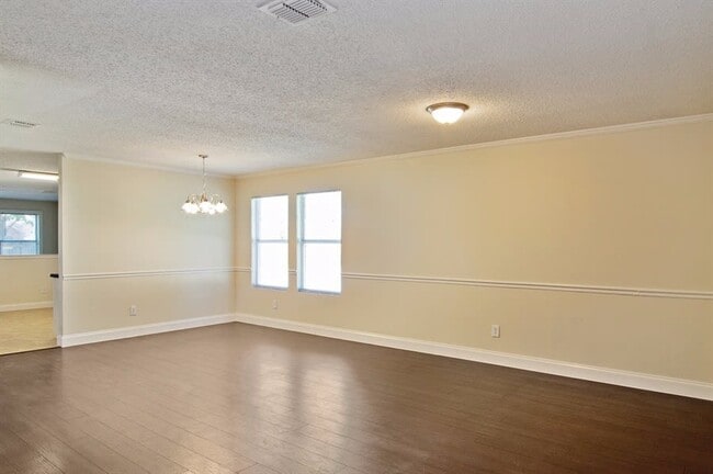 Building Photo - 3300 Westview Dr