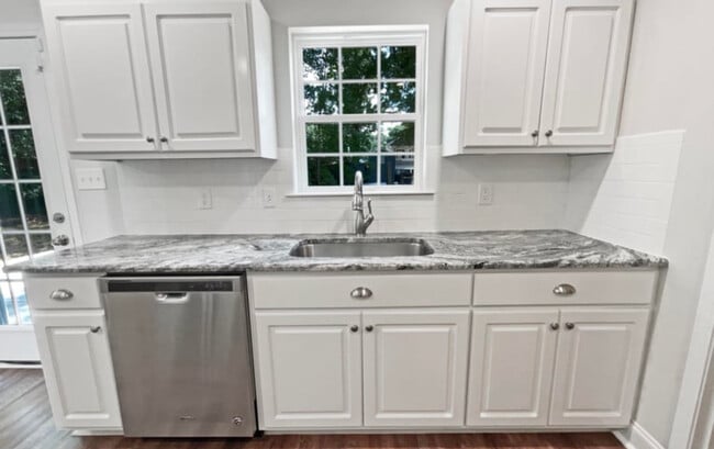 Building Photo - 5144 Sedgefield Dr