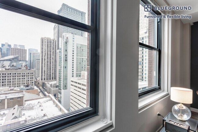 Foto del edificio - 63 E Lake St