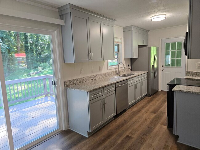 Foto del edificio - Renovated 3 bed 1.5 bath home located in M...