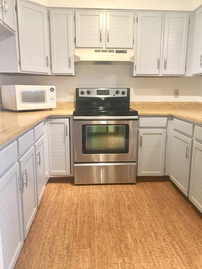 Building Photo - Lovely and Bright Louisville Townhome for ...