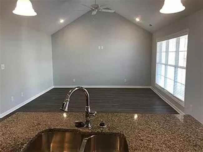 Building Photo - Louisville sweet home
