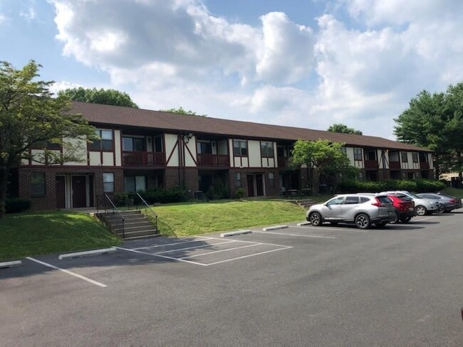 Building Photo - 1019-1049 Westbury Cir