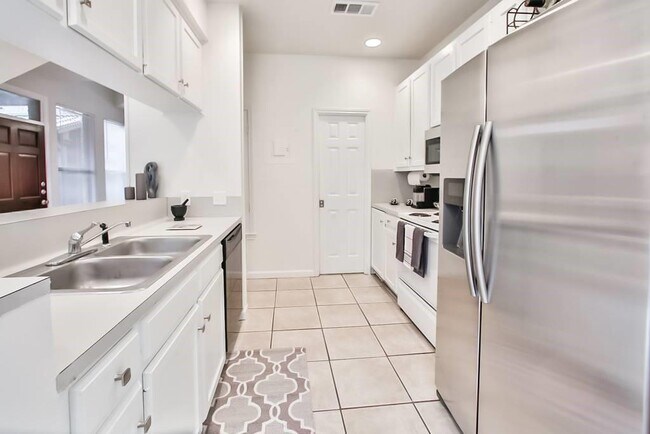 Foto del edificio - 611 E 45th St