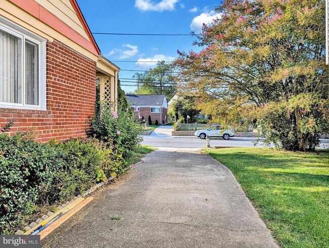 Foto del edificio - 1514 Oakview Dr