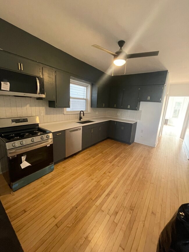 Foto del edificio - 2952 N Wisner Ave