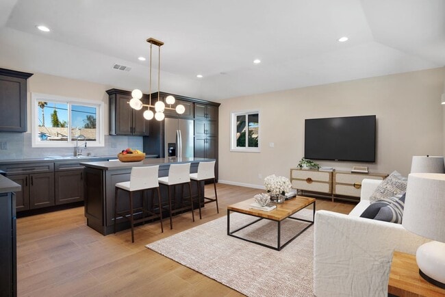 Building Photo - 7635 Fallbrook Ave