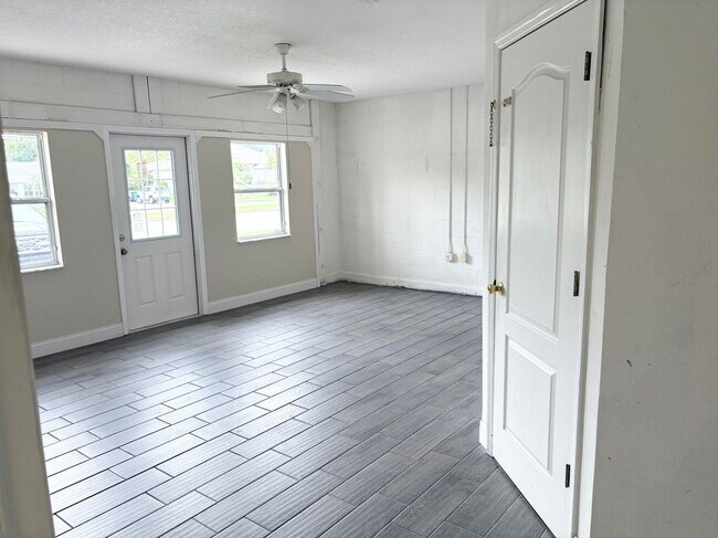 Building Photo - 1565 Emerson Dr SE