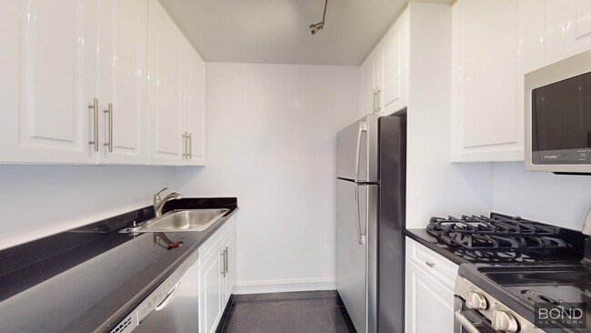 Building Photo - 888 Eighth Avenue
