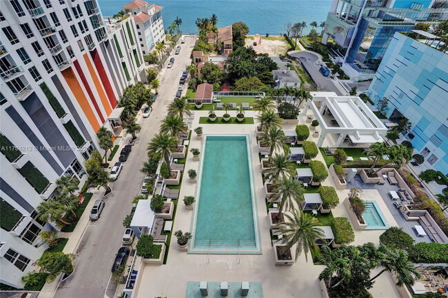 Foto del edificio - 600 NE 27th St