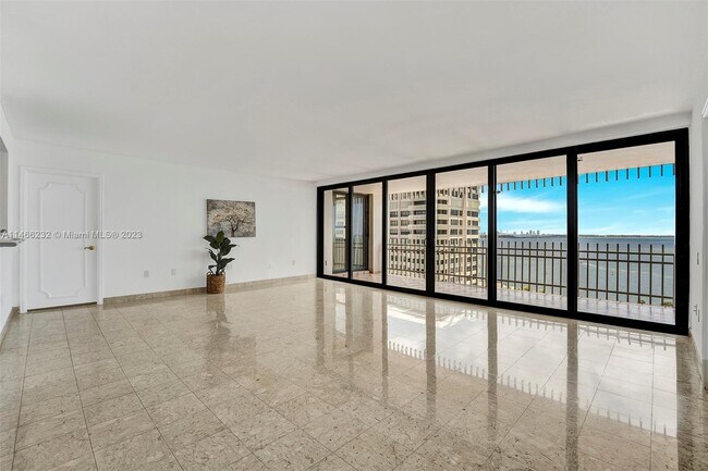 Foto del edificio - 2 Grove Isle Dr