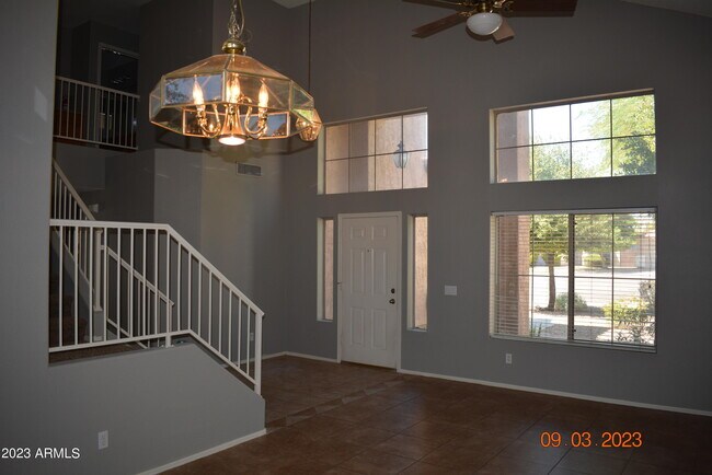 Building Photo - 661 W Roadrunner Ct