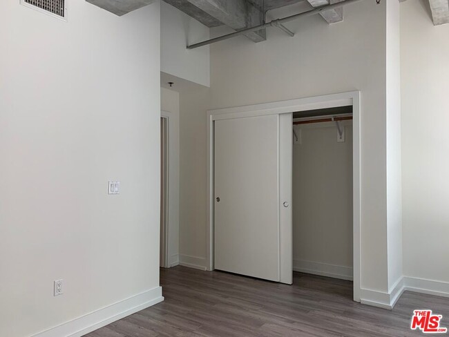 Building Photo - 727 W 7th St