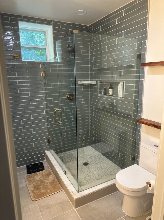 Foto del edificio - Room in Apartment on Rockcliff Rd SE