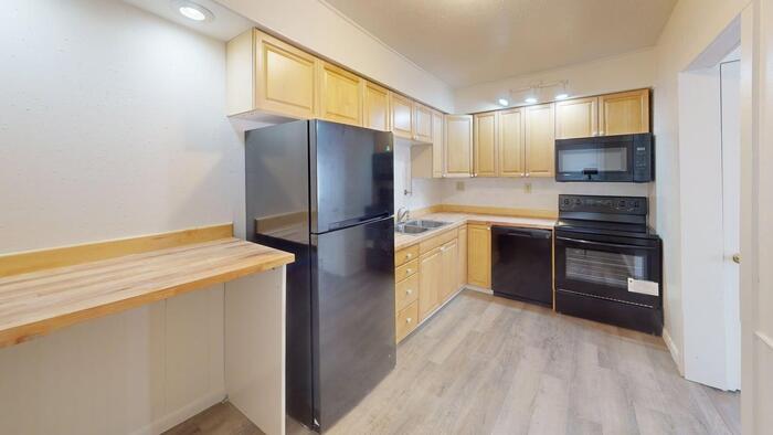 Foto principal - 710 E Ave F