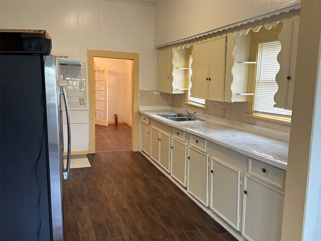 Building Photo - 4621 Davenport St