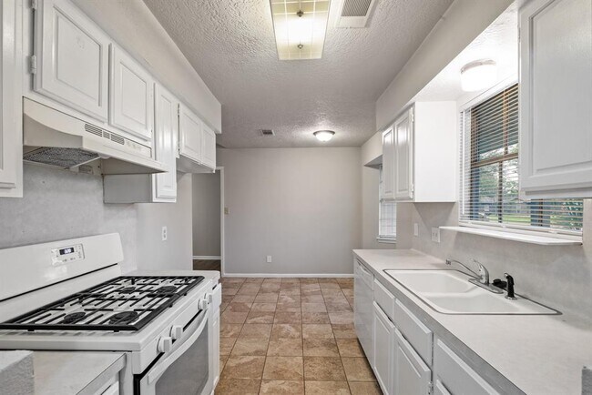 Building Photo - 2419 Foxglove St