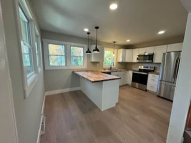 Building Photo - Brick Mid-Century Modern Home in Great Loc...