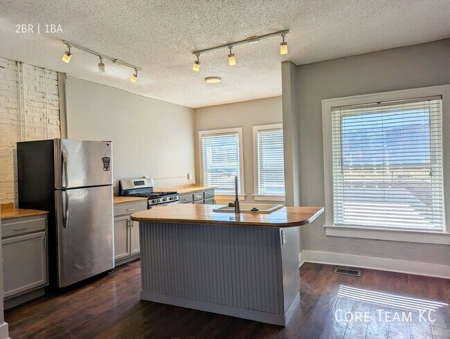 Building Photo - First Floor 2 Bedroom in Strawberry Hill