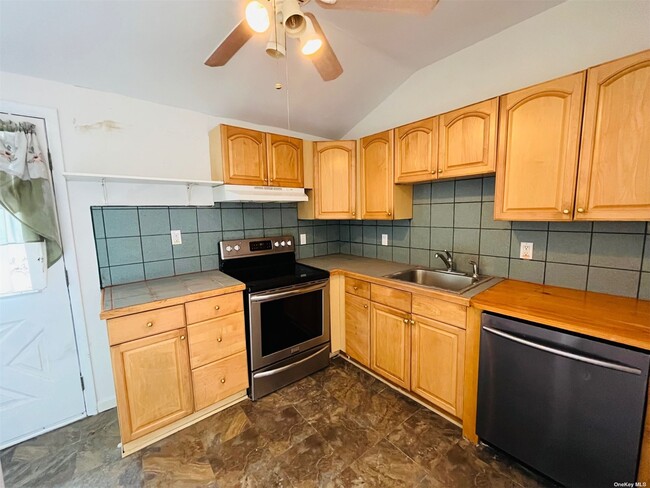 Building Photo - 559 Taylor Ave