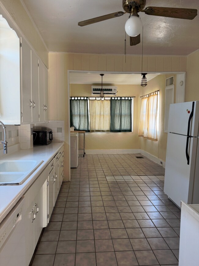 Cocina con vista al oeste - 525 N 1st Ave