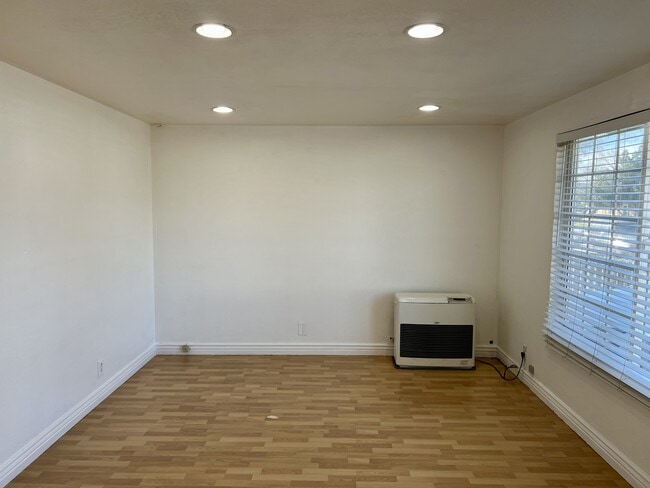 Building Photo - 951 Sunrise Dr