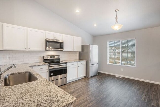 Building Photo - 526 Oak View Dr