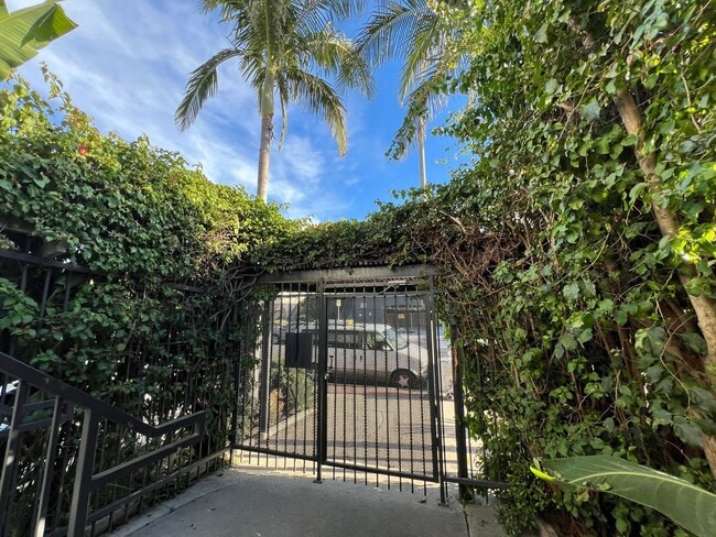 Foto del edificio - 12737 Matteson Ave