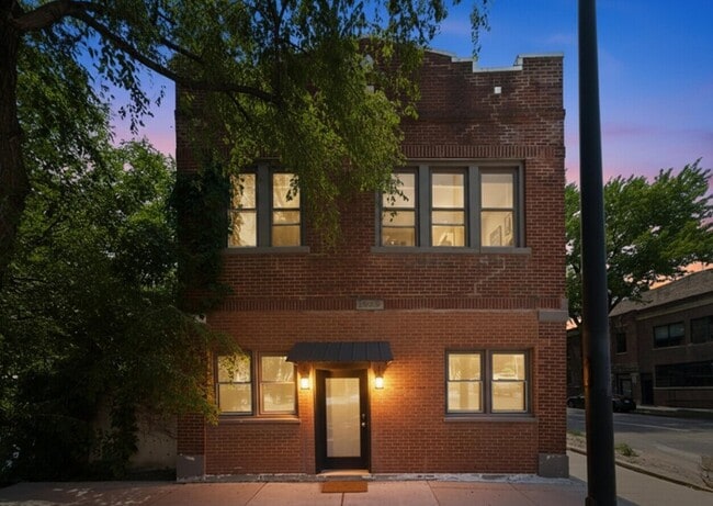 Building Photo - 1925 W Armitage Ave