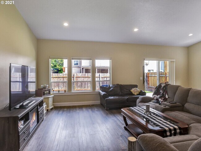 Foto del edificio - 3Bd/2Ba Home in North Plains ~ Washer & Dr...