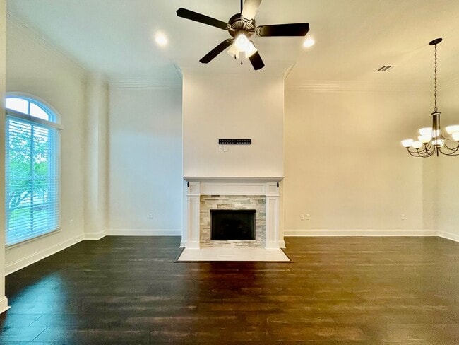 Building Photo - Fantastic 4 Bedroom on the Lake & includes...