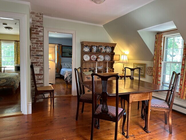 El comedor da a la cocina. Puerta al dormitorio azul junto a la cómoda. - 4 Bayview Sq