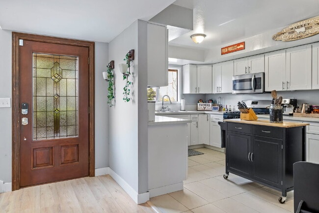 Building Photo - 4 Bedroom Condo for Rent in Ventura!