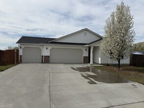 Building Photo - 108 NE Malad Ct