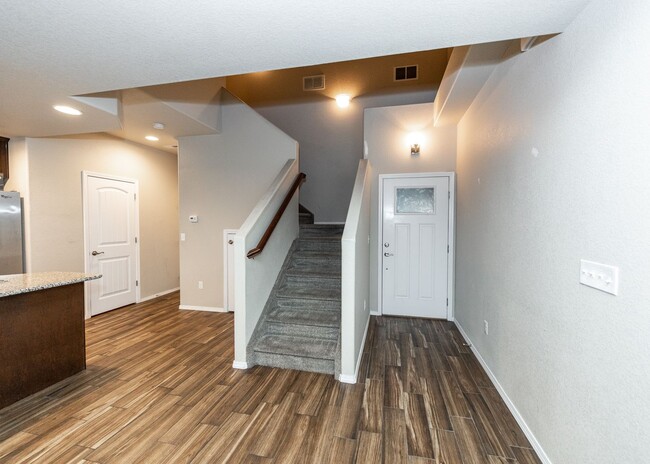 Building Photo - Centrally Located End Unit 3 Bed Townhome ...