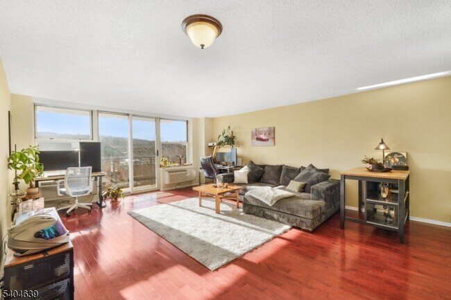 Building Photo - 300 Main St