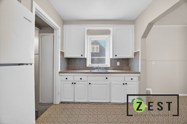 Foto del edificio - 8262 Rosemont Ave