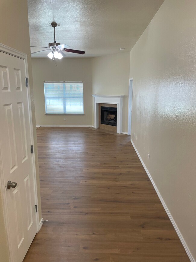 Foto del edificio - 7720 Woodbury Dr