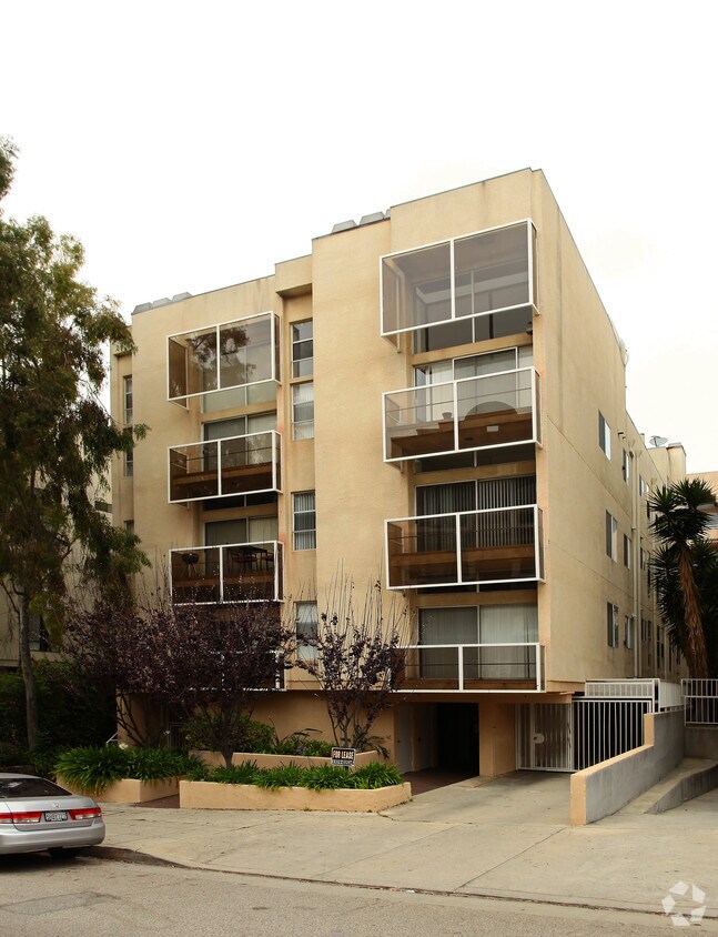 Foto principal - 10917 Rochester Ave