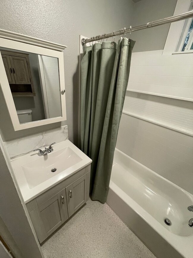 Building Photo - Stirling City Charmer-3 bed 1 bath, large ...