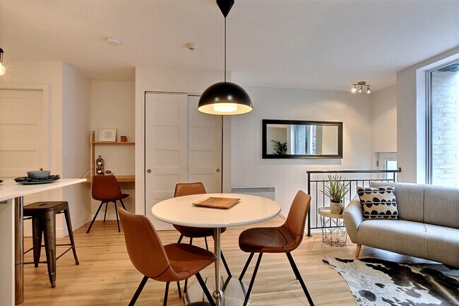 Photo du bâtiment - 805 Rue De Castelnau E