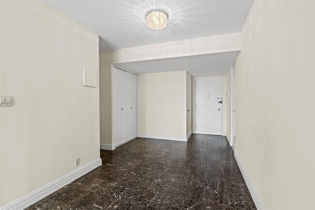 Foto del edificio - 7004 BLVD E