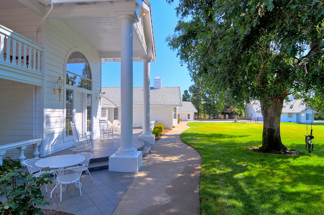 Building Photo - Majestic Country Getaway