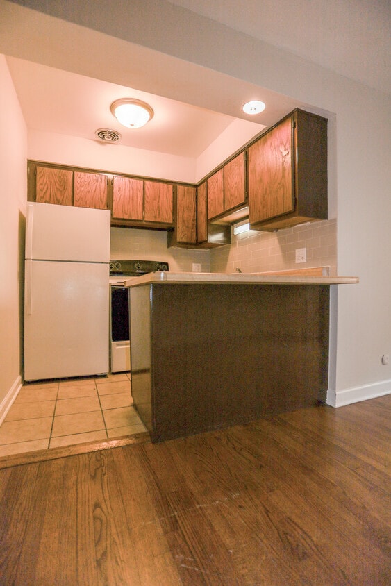 Primary Photo - 5859 N Winthrop Ave