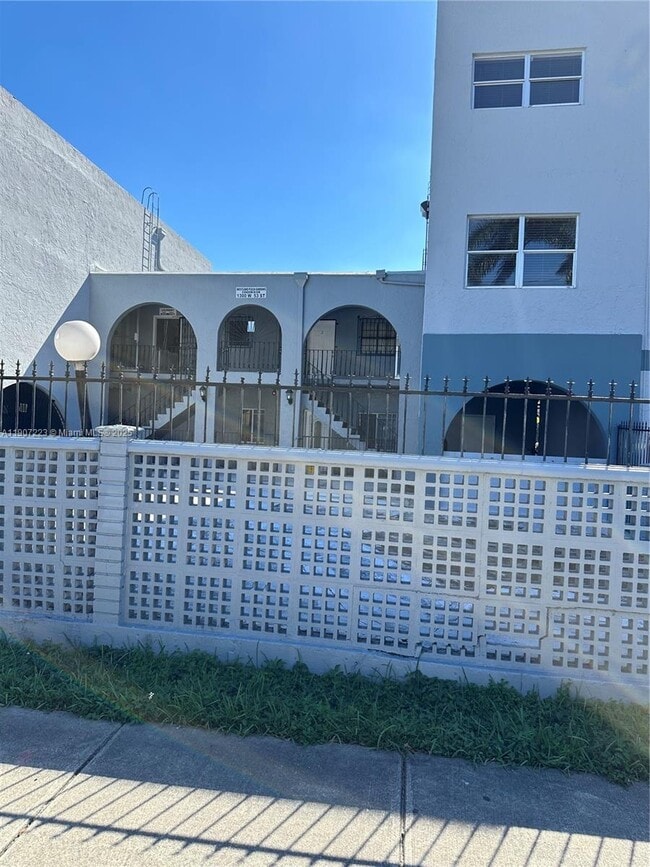 Building Photo - 1300 W 53rd St