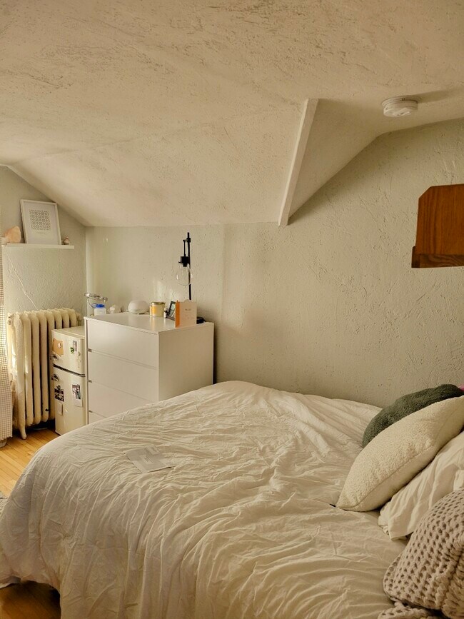 Upper bedroom - 868 Pascal St N